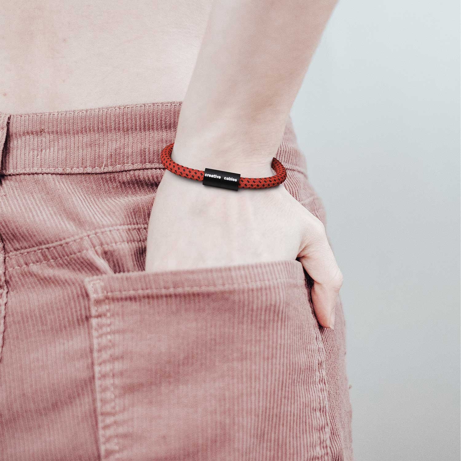 Bracelet avec fermoir magnétique noir mat et câble RT94 (effet soie Red Devil)