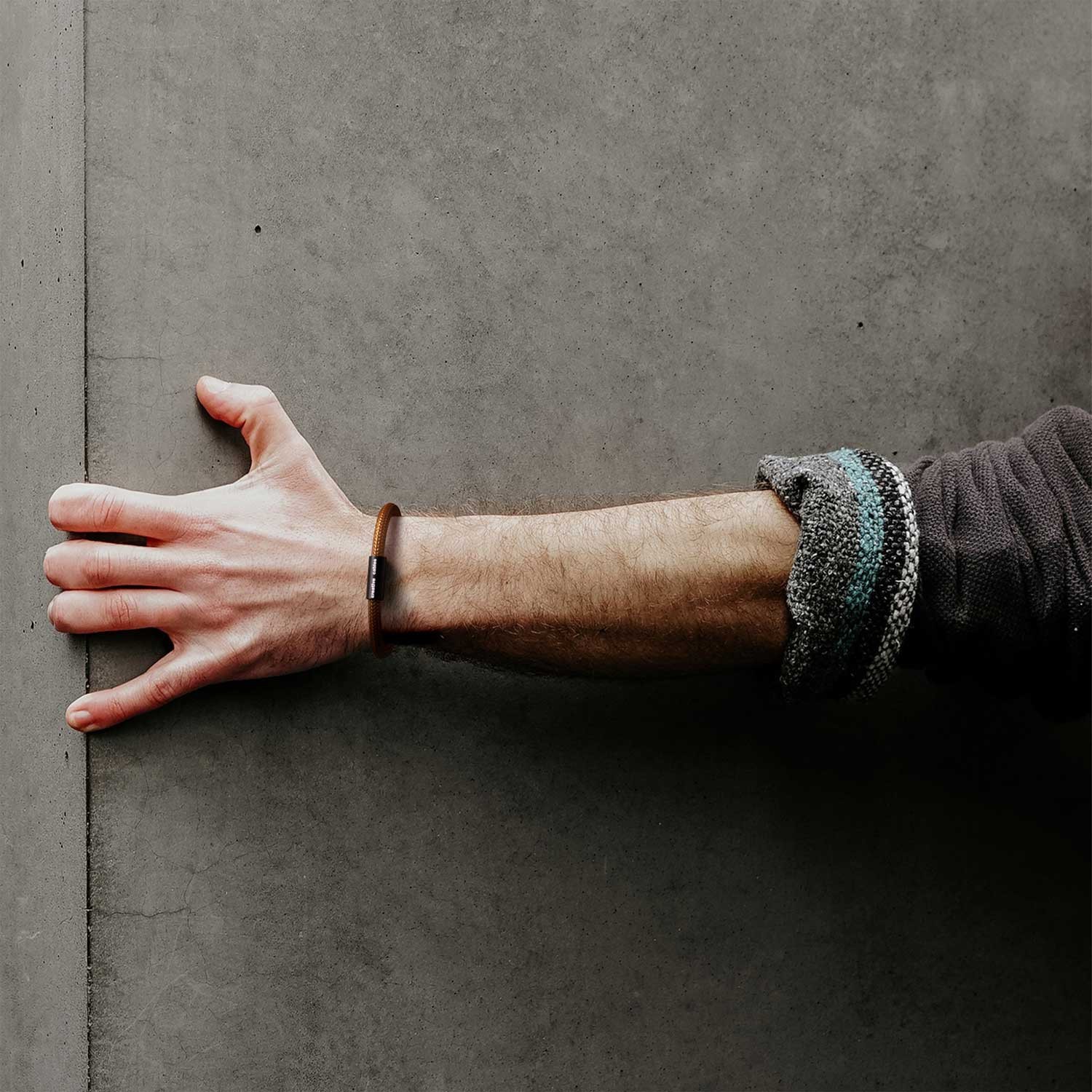 Bracelet avec fermoir magnétique noir mat et câble RM22 (effet soie tissu uni Whiskey)