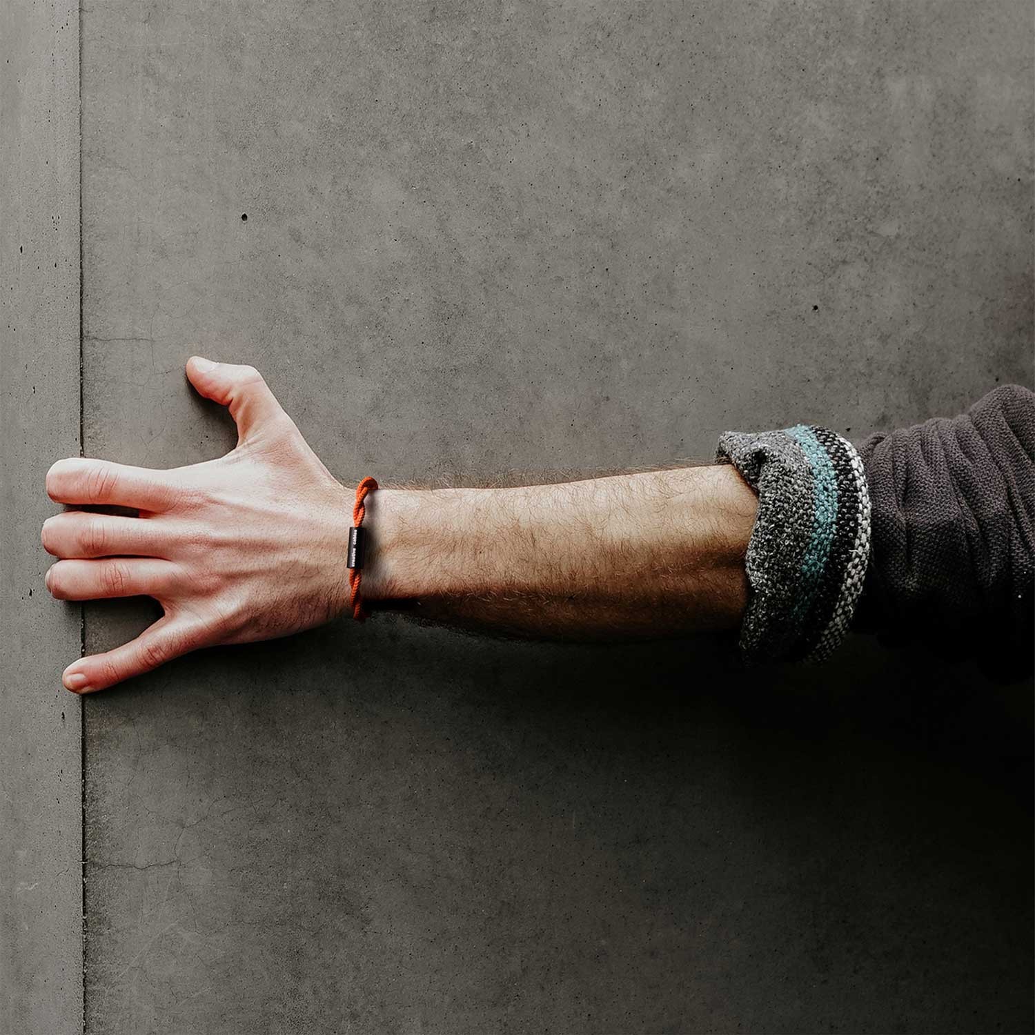 Bracelet avec fermoir magnétique noir mat et câble TM15 (effet soie tissu uni Orange)