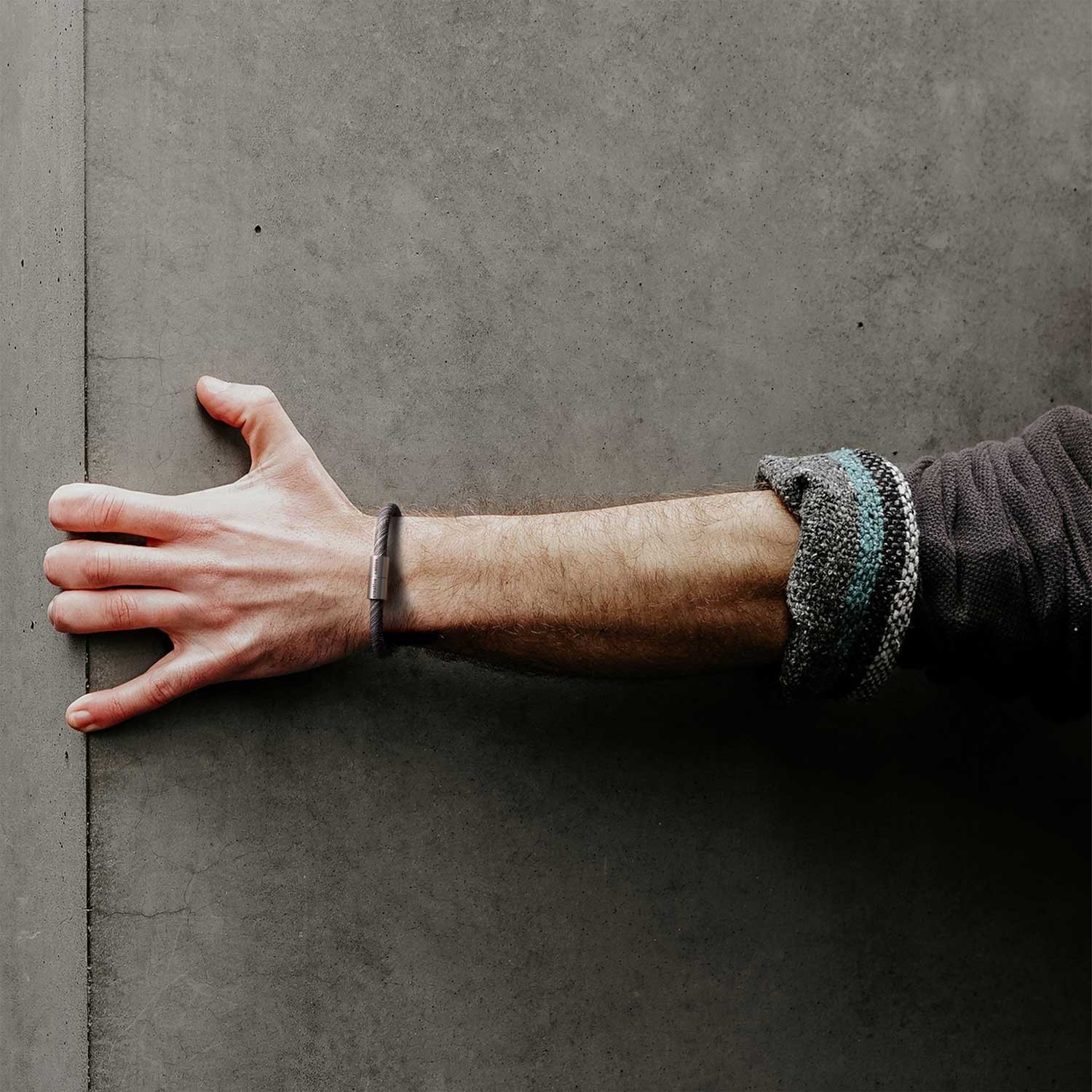 Bracelet avec fermoir magnétique argent mat et câble ERC37 (tissage en coton Gris et Blanc)