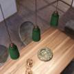 Lampada a sospensione con cavo tessile, paralume Bottiglia in ceramica e finiture in metallo - Made in Italy