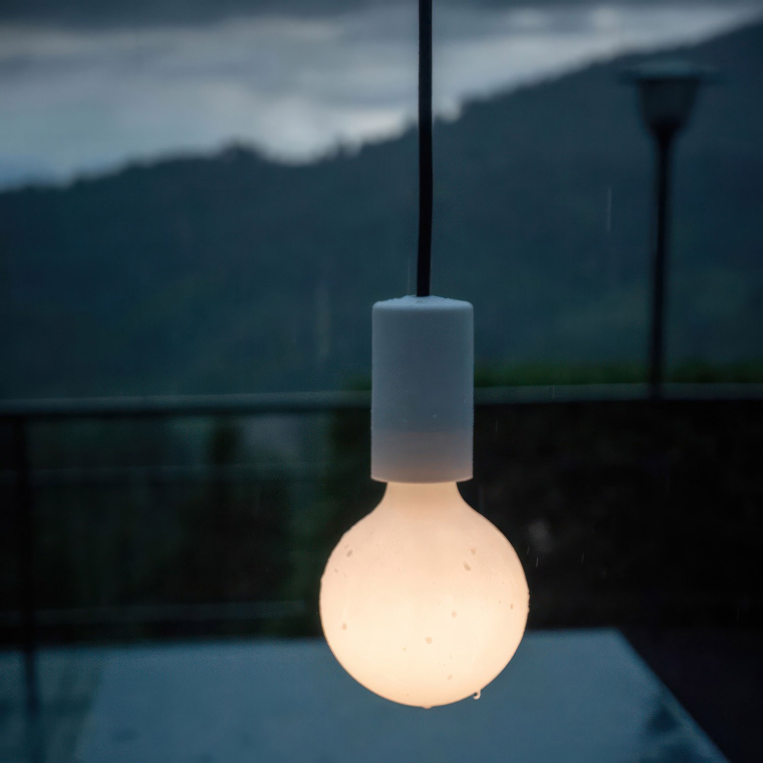 EIVA ELEGANT Lampada a sospensione da esterno con cavo tessile, decentatore, rosone e portalampada in silicone IP65 waterproof