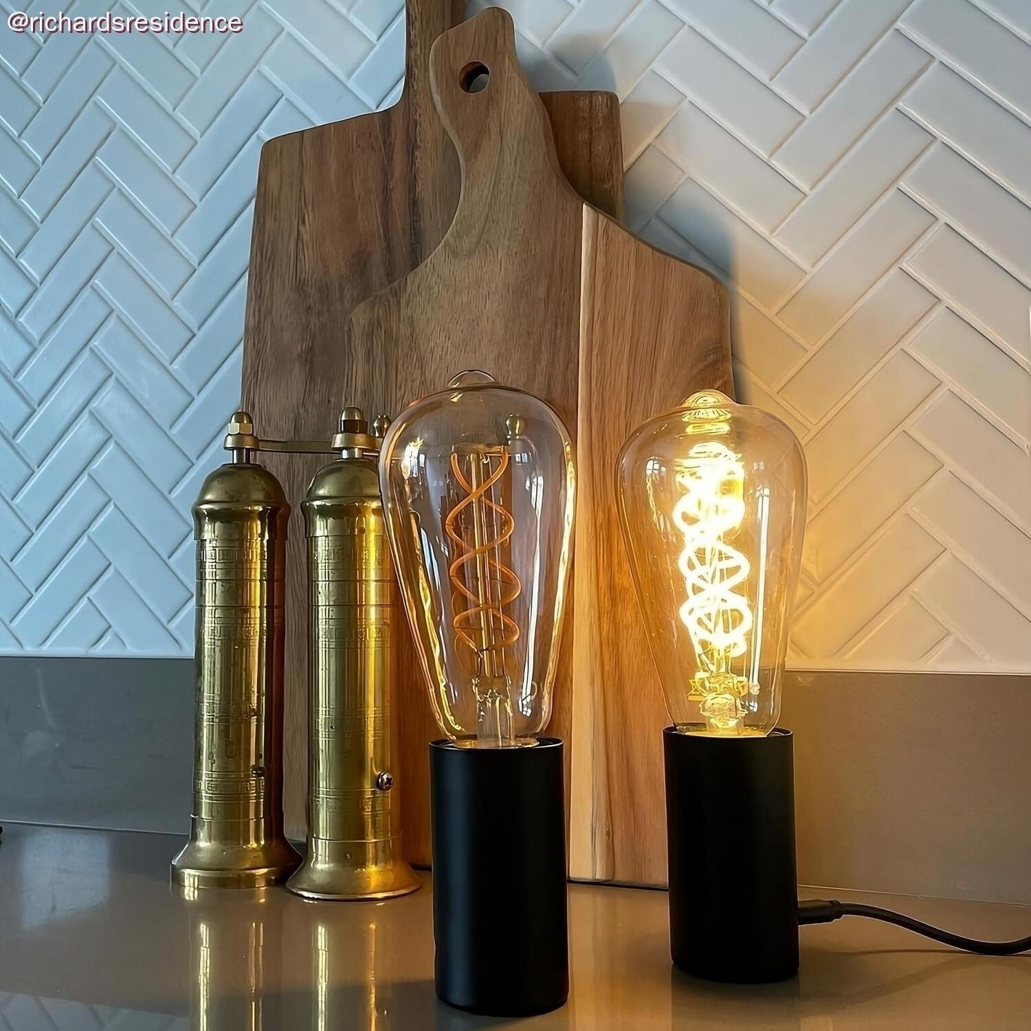 Goldfarbene LED Glühbirne B01 Linie 5V Spiralfilament Edison ST64 1,3W E27 dimmbar 2500K