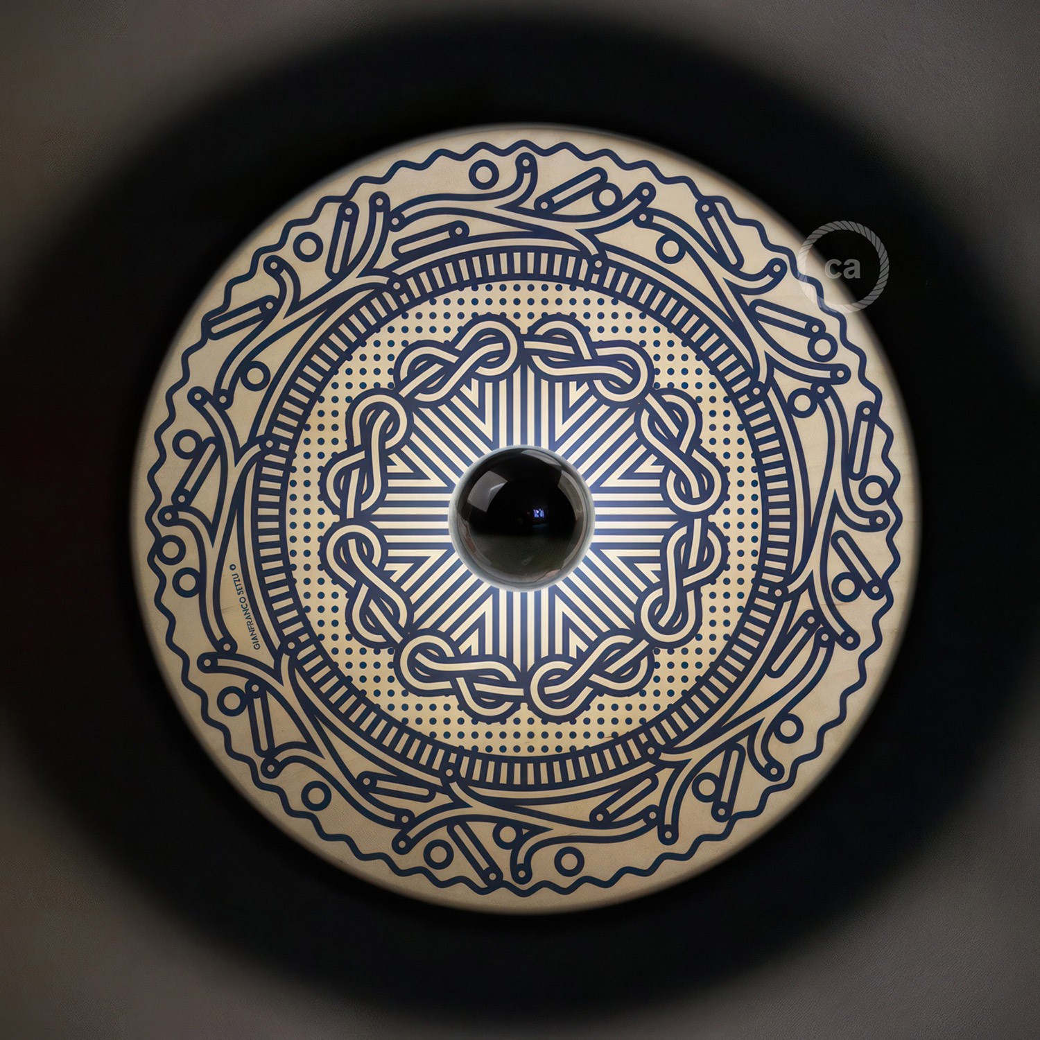 Fermaluce OVNI Ethnique avec abat-jour en bois double face illustré par divers artistes