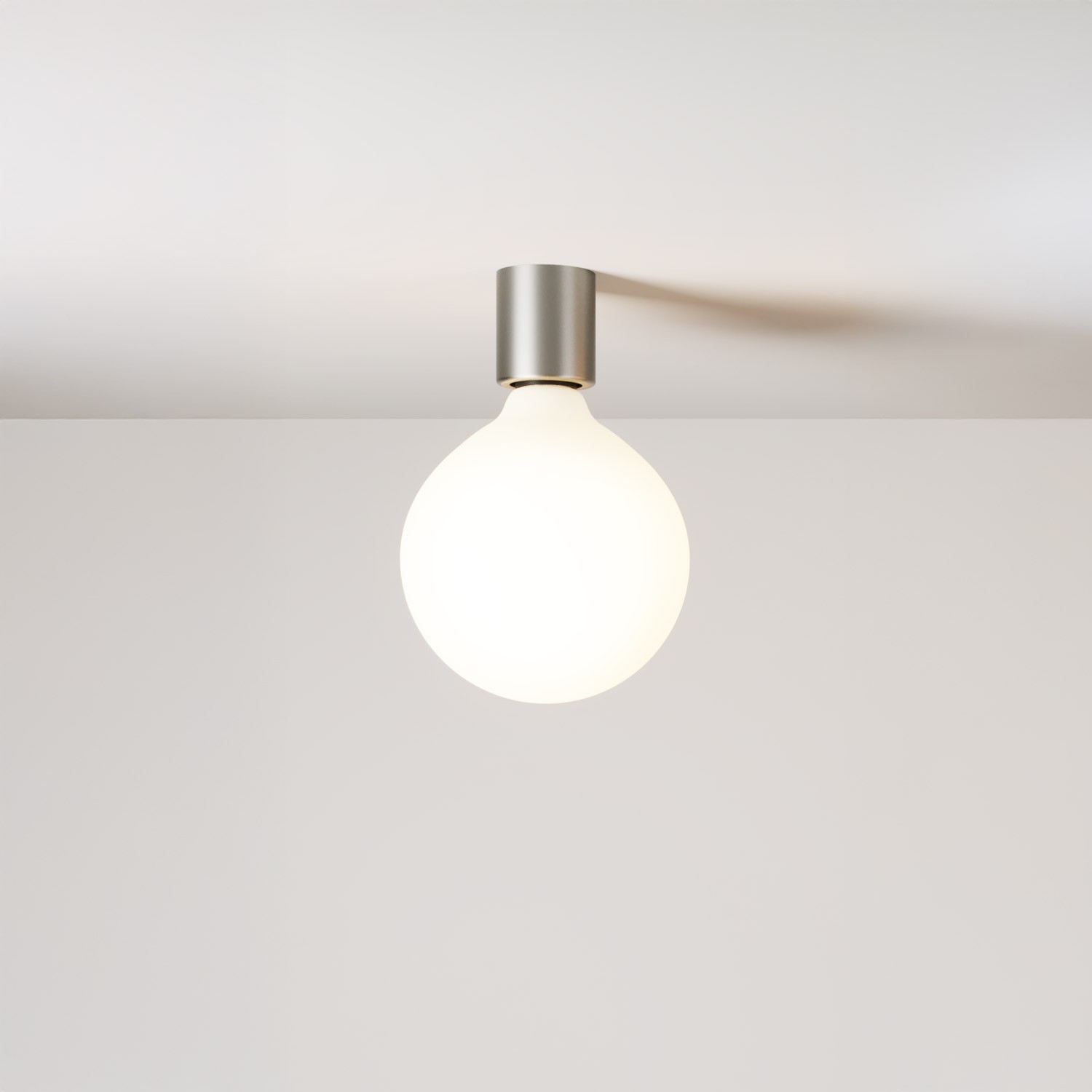 Wandleuchte aus Metall mit Globuslampe in Porzellanoptik