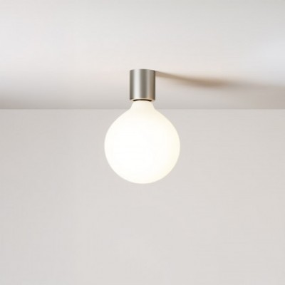 Wandleuchte aus Metall mit Globuslampe in Porzellanoptik