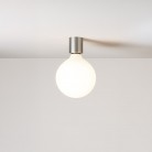 Wandleuchte aus Metall mit Globuslampe in Porzellanoptik