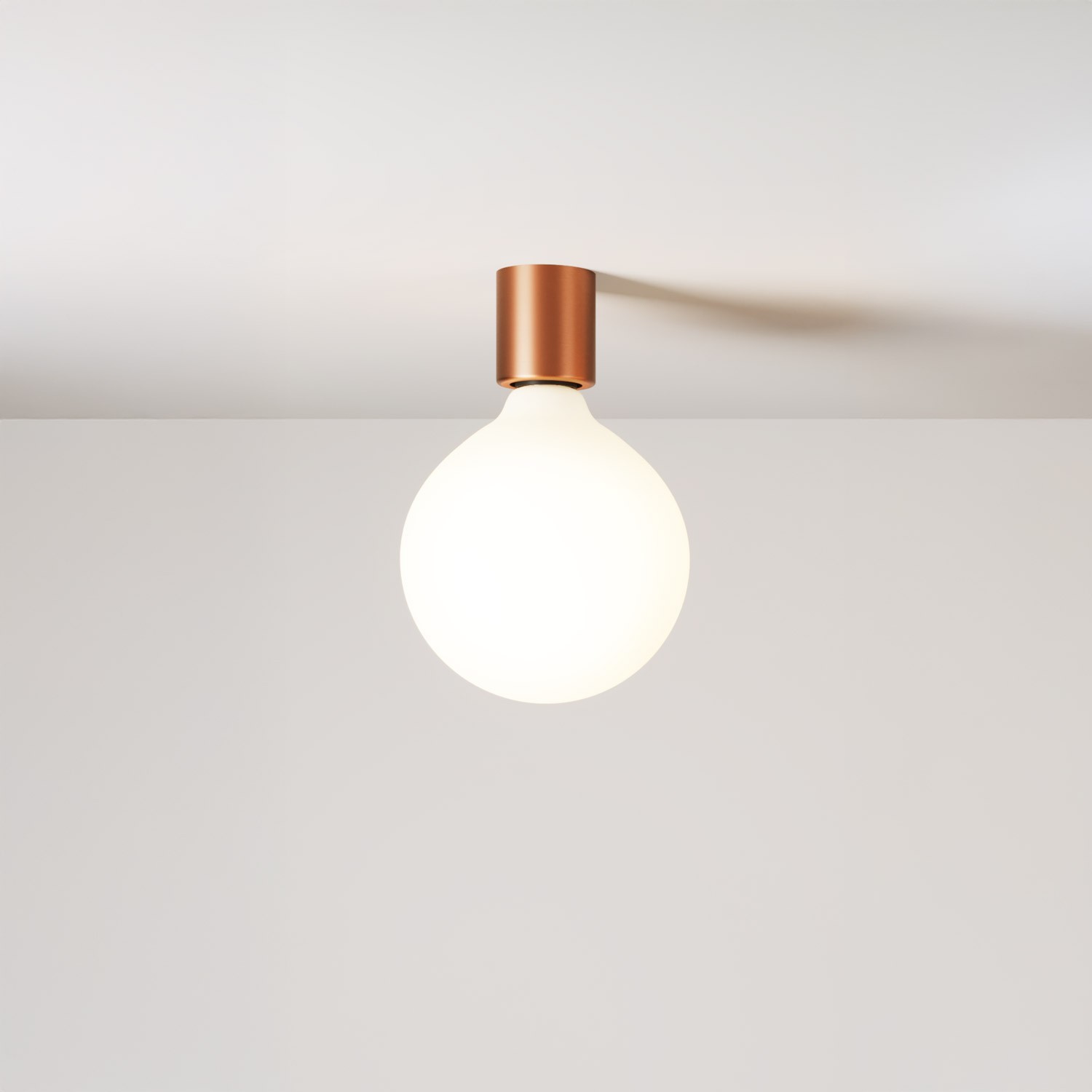 Wandleuchte aus Metall mit Globuslampe in Porzellanoptik