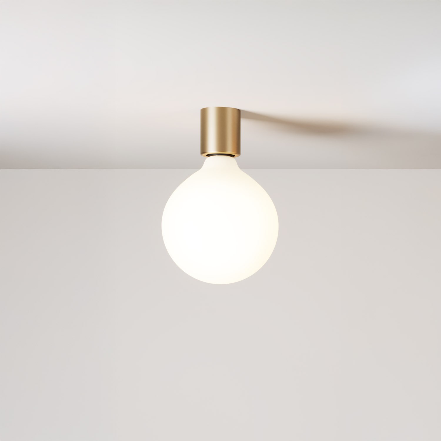 Wandleuchte aus Metall mit Globuslampe in Porzellanoptik