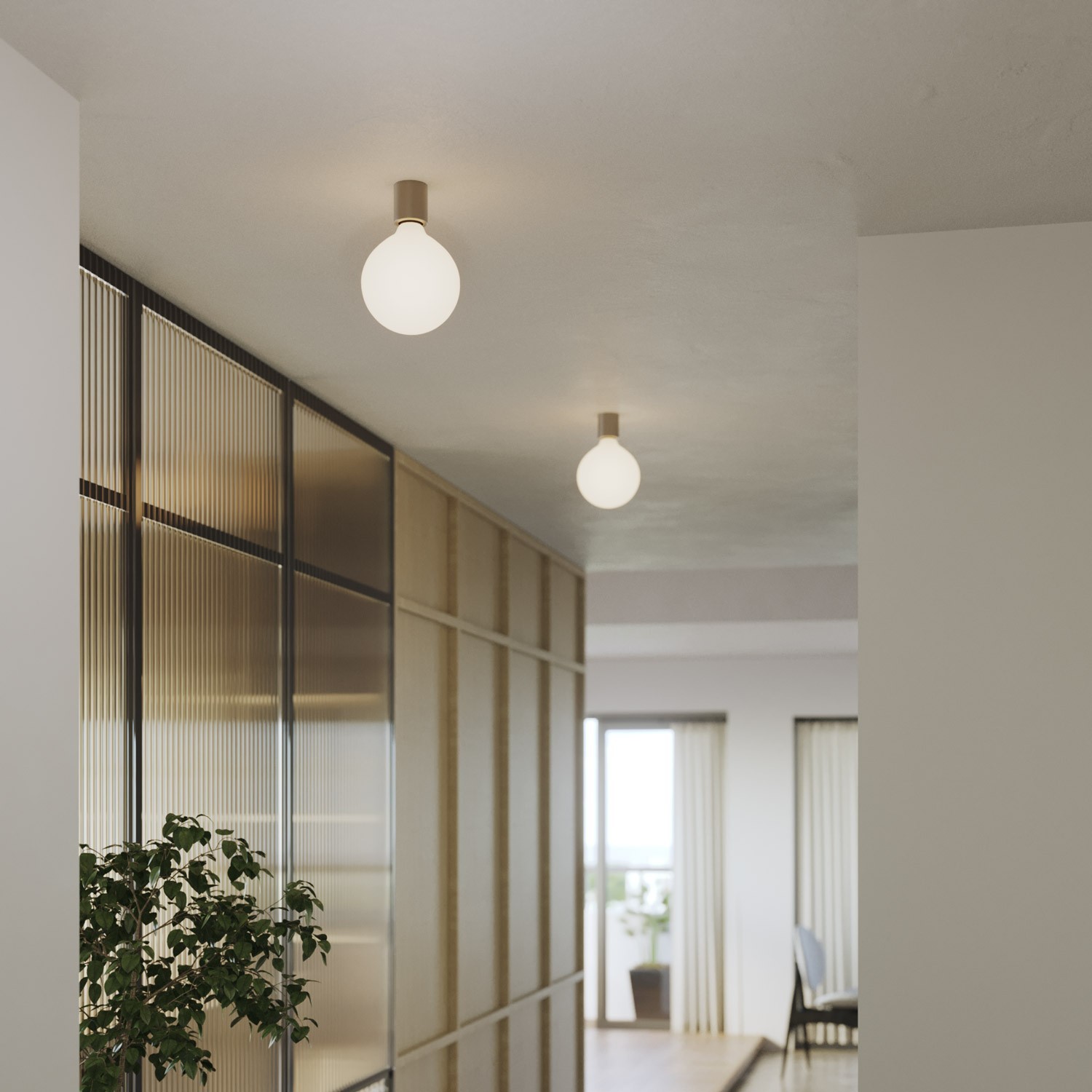 Wandleuchte aus Metall mit Globuslampe in Porzellanoptik