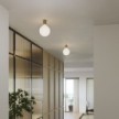 Wandleuchte aus Metall mit Globuslampe in Porzellanoptik