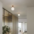 Wandleuchte aus Metall mit Globuslampe in Porzellanoptik