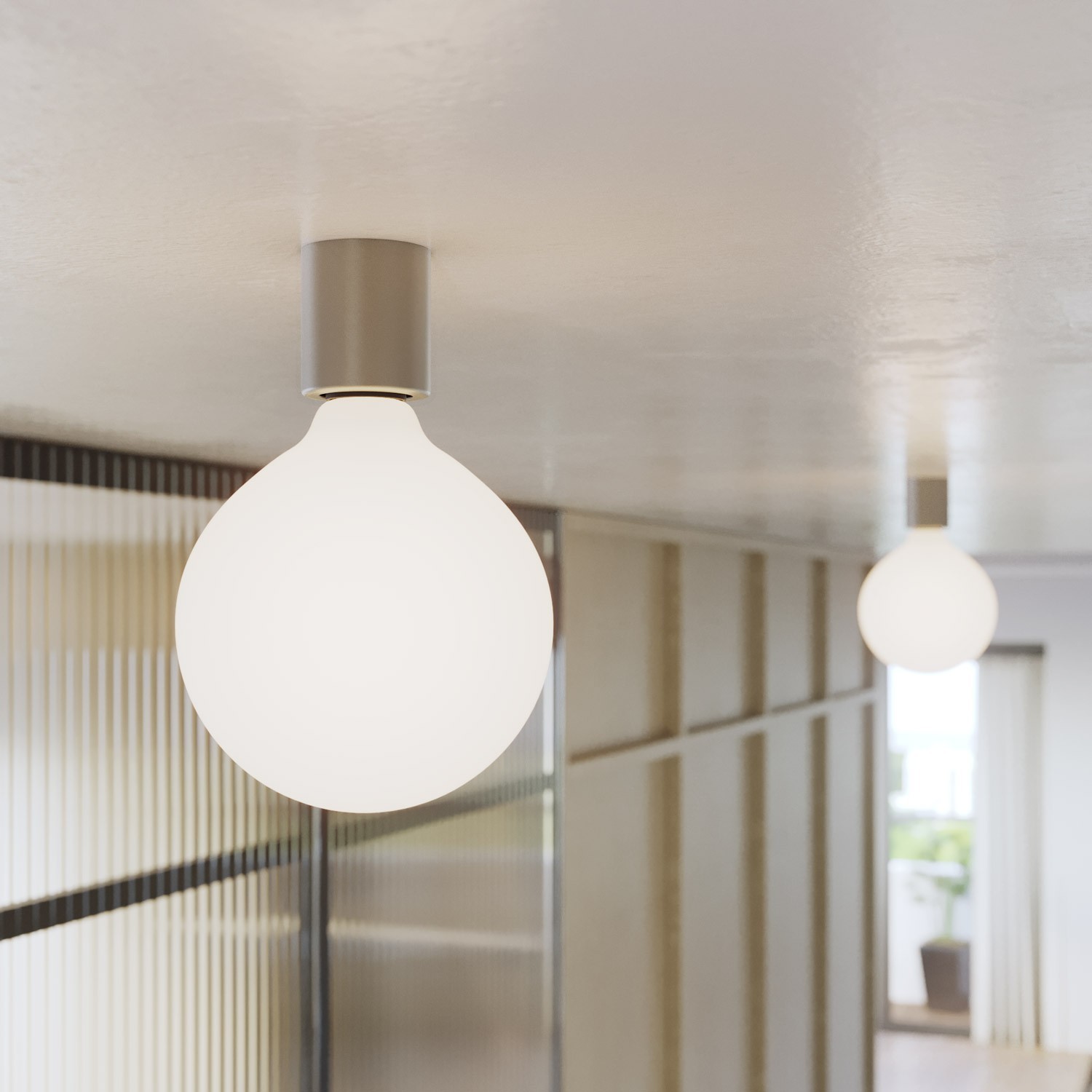 Wandleuchte aus Metall mit Globuslampe in Porzellanoptik