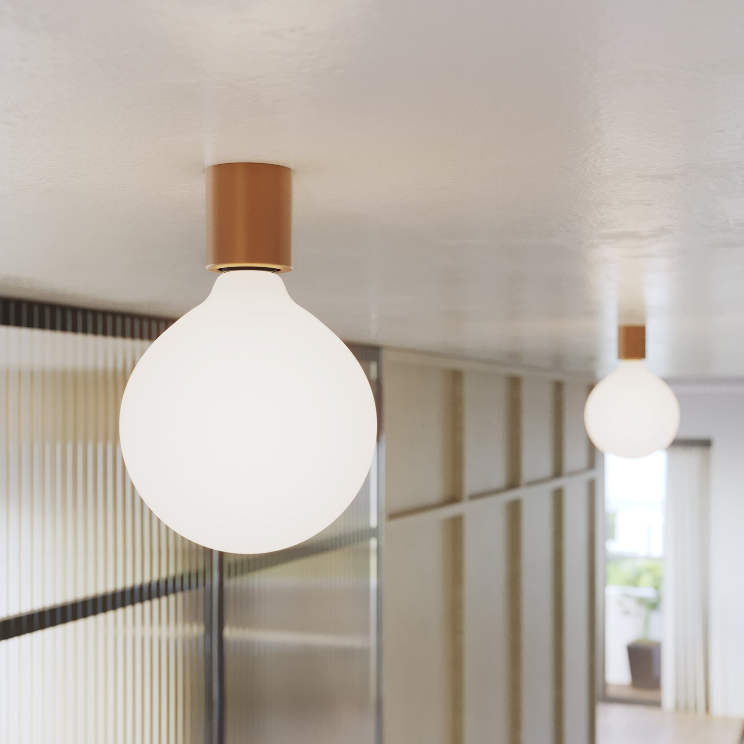 Wandleuchte aus Metall mit Globuslampe in Porzellanoptik