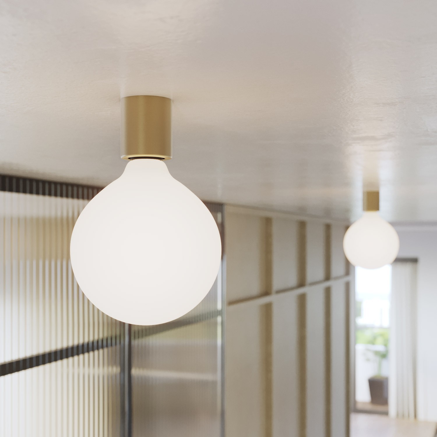 Wandleuchte aus Metall mit Globuslampe in Porzellanoptik