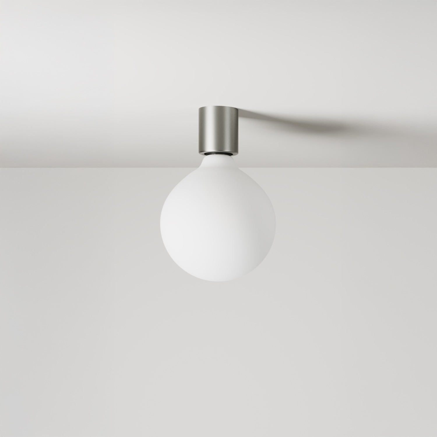 Wandleuchte aus Metall mit Globuslampe in Porzellanoptik