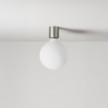 Wandleuchte aus Metall mit Globuslampe in Porzellanoptik