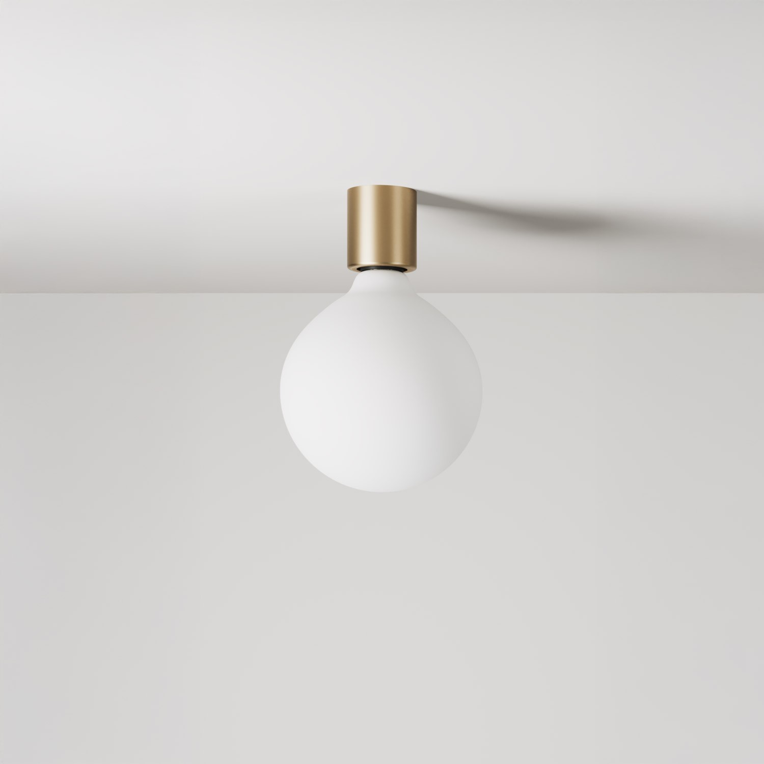 Wandleuchte aus Metall mit Globuslampe in Porzellanoptik