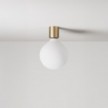 Wandleuchte aus Metall mit Globuslampe in Porzellanoptik