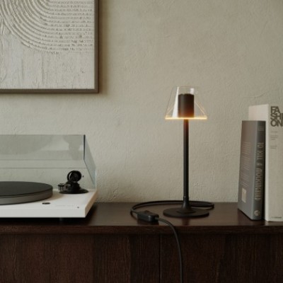 Lampe de table MAG-Y avec base métallique ronde et ampoule Ghost Mini Cone transparente