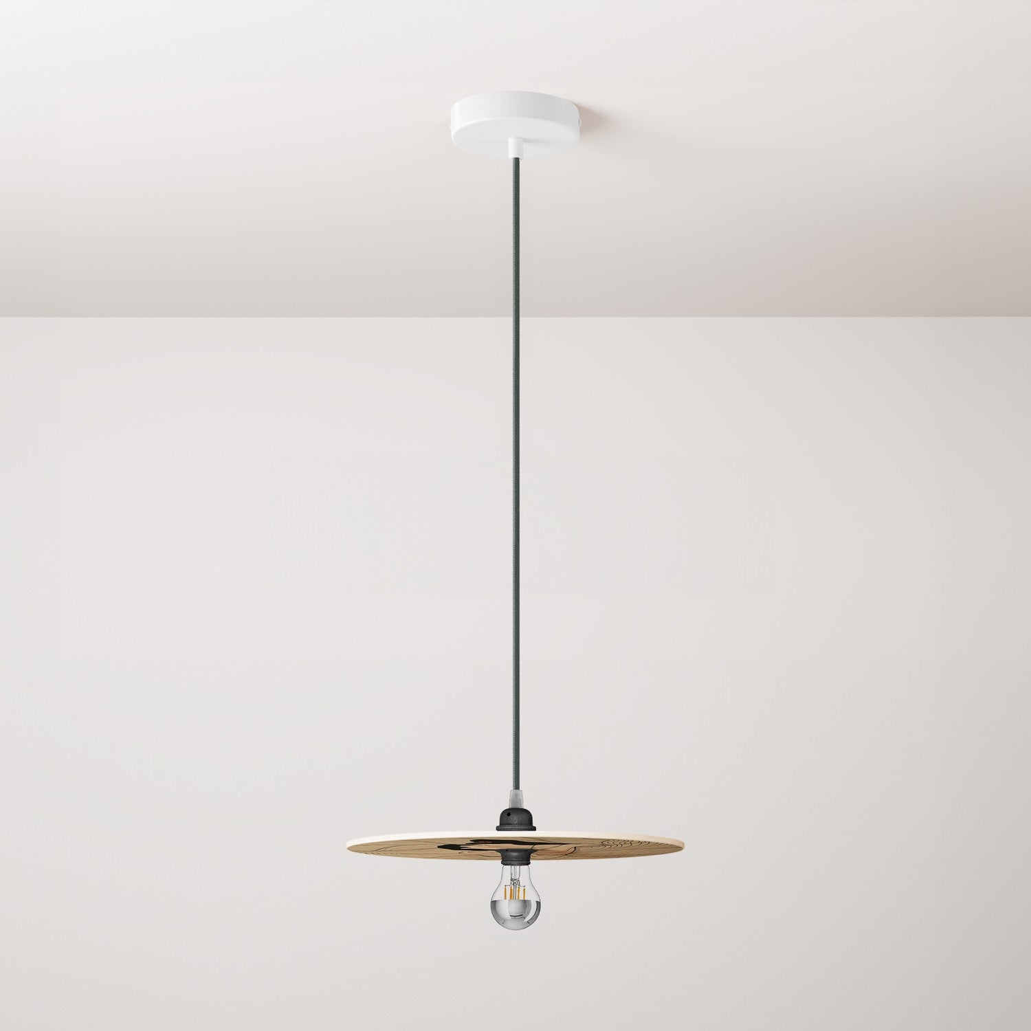 Lampada a sospensione completa di cavo tessile, paralume in legno UFO double-face e finiture in metallo - Carolina Zuniga