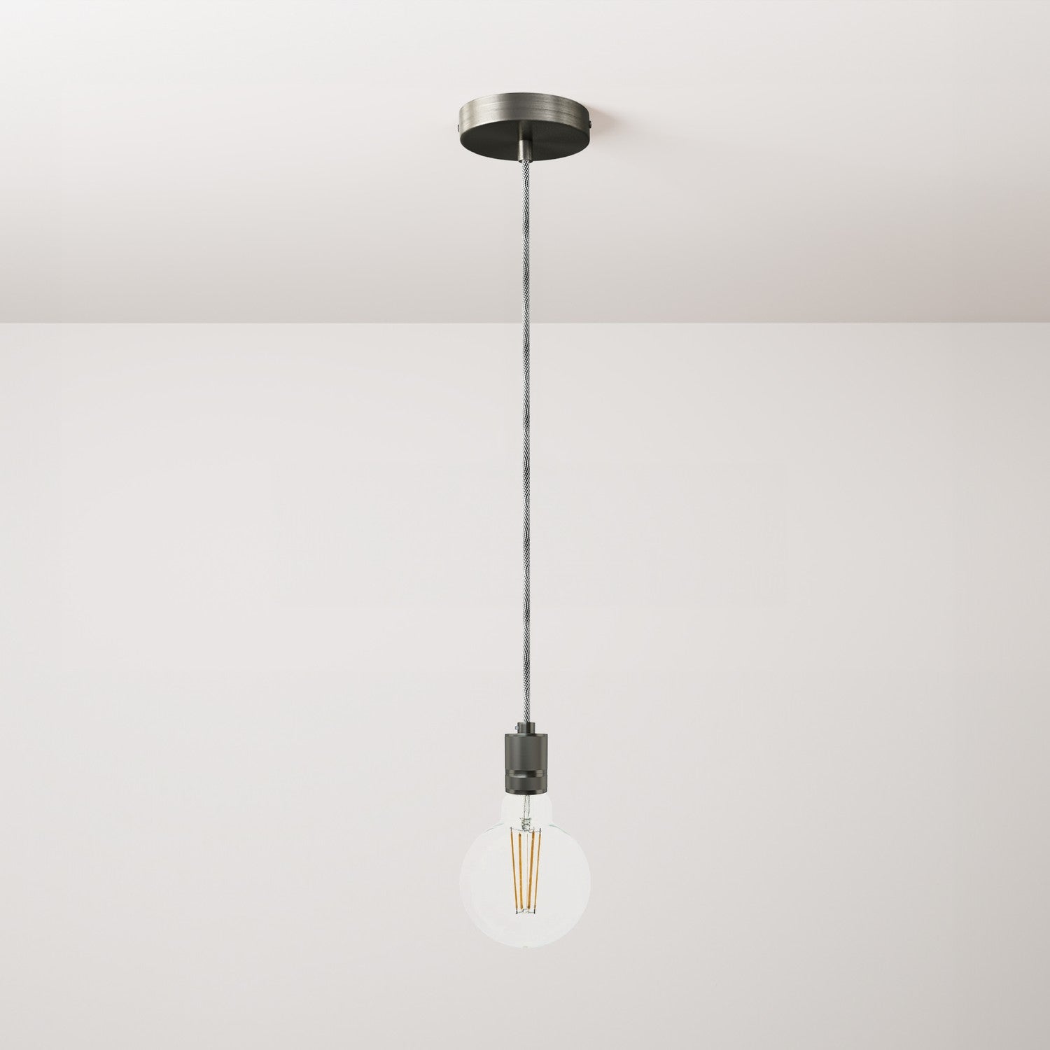 Lampada a sospensione completa di cavo tessile e portalampada in alluminio zigrinato - Titanio satinato