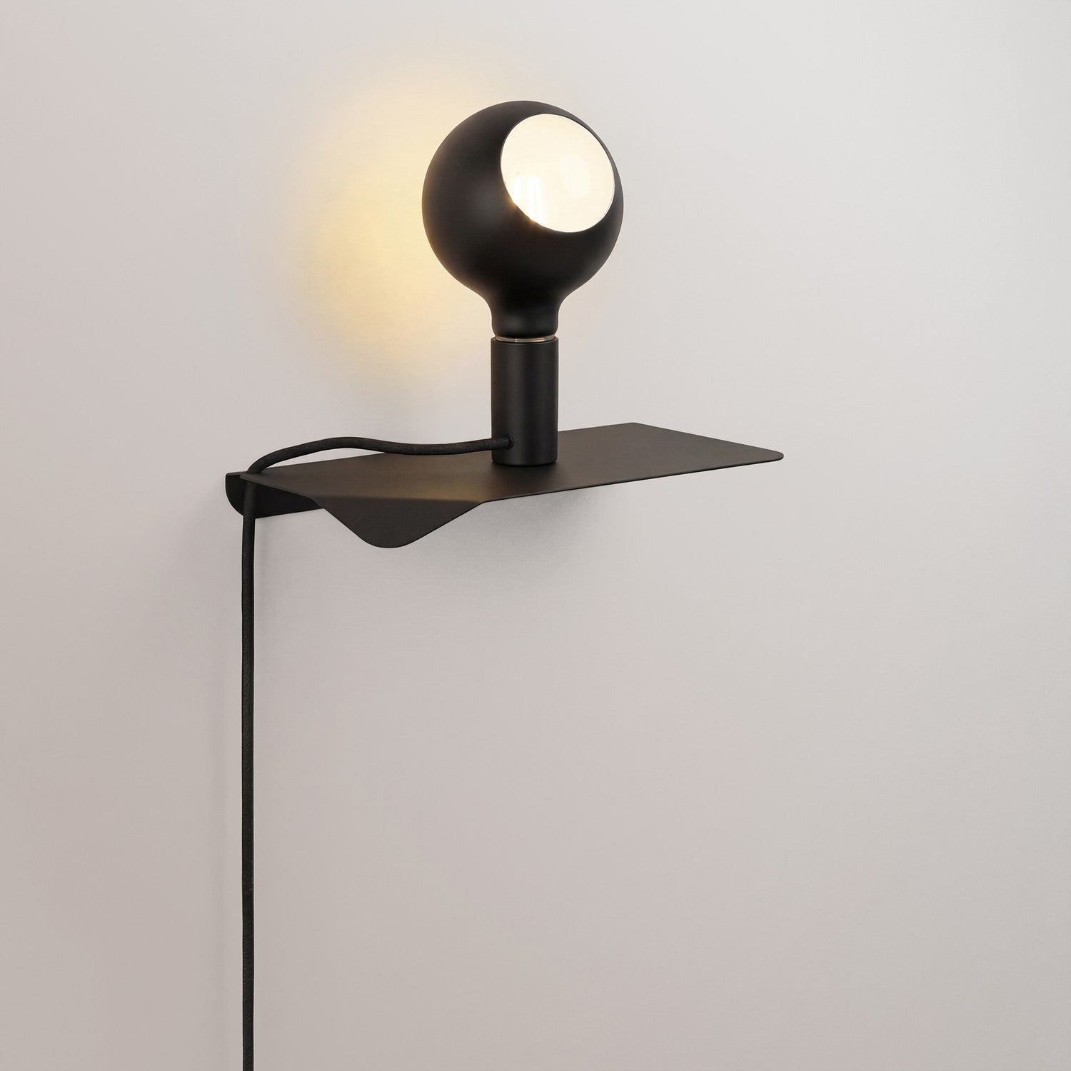 Combo Camo - Lampada con mensola e spina UK - Nero