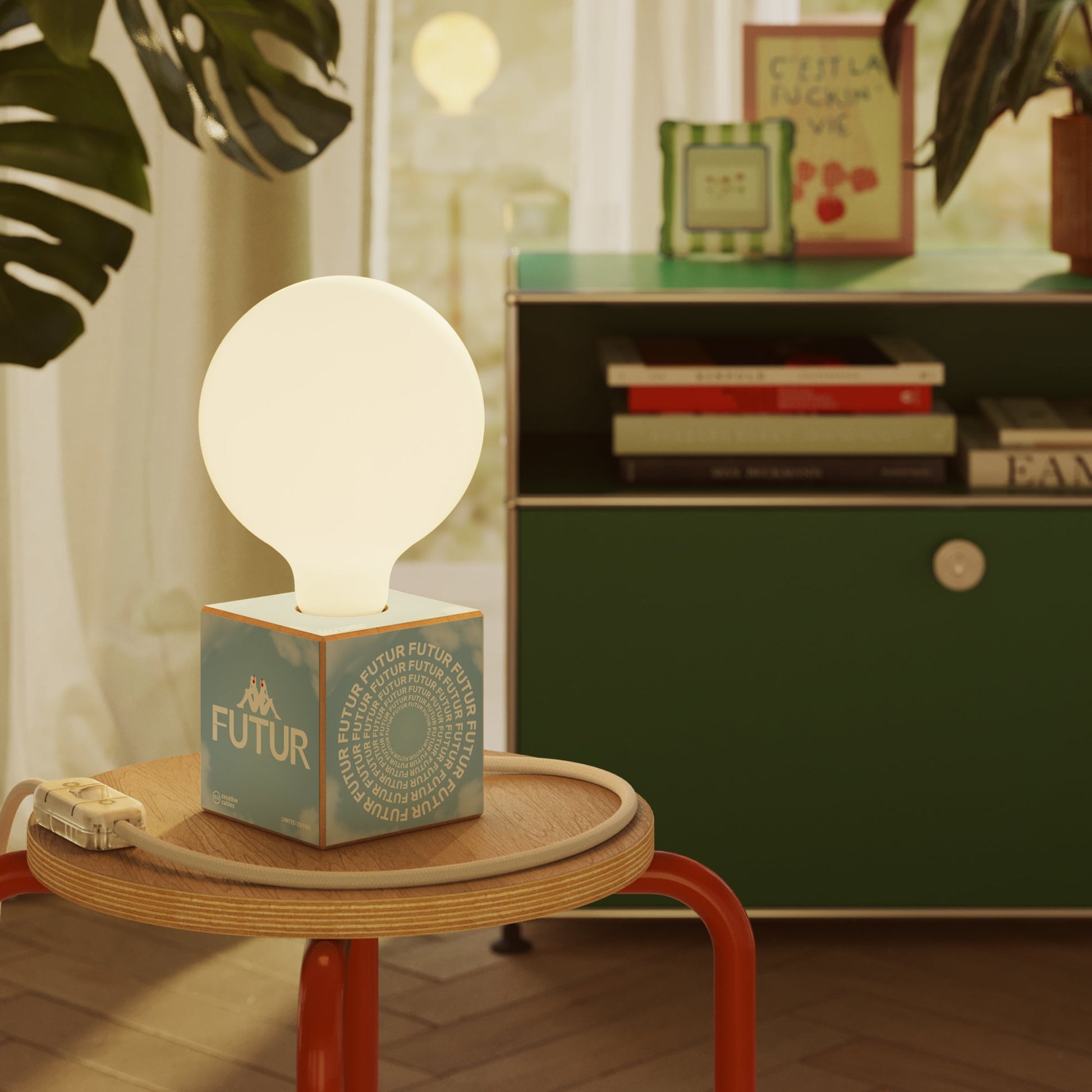 Lampada da tavolo Cubetto "Futur" con lampadina globo effetto porcellana - Futur festival