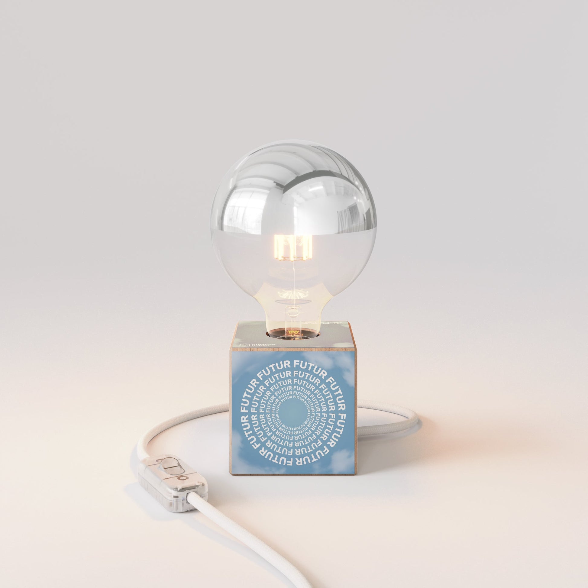 Lampada da tavolo Cubetto "Futur" con lampadina globo mezza sfera argento - Futur Festival