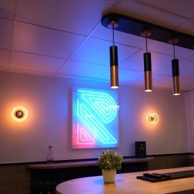 Ein Konferenzraum, drei Identitäten. Beleuchtet von Creative Cables