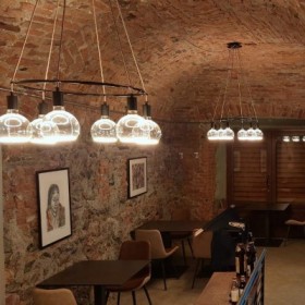 Eleganza, minimalismo e lampadari al centro per Le Petit Restaurant Japonais di Avigliana