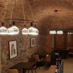 Elegante Kronleuchter mit einem Hauch Minimalismus sind die neuen Protagonisten im Le Petit Restaurant Japonais in der italienis